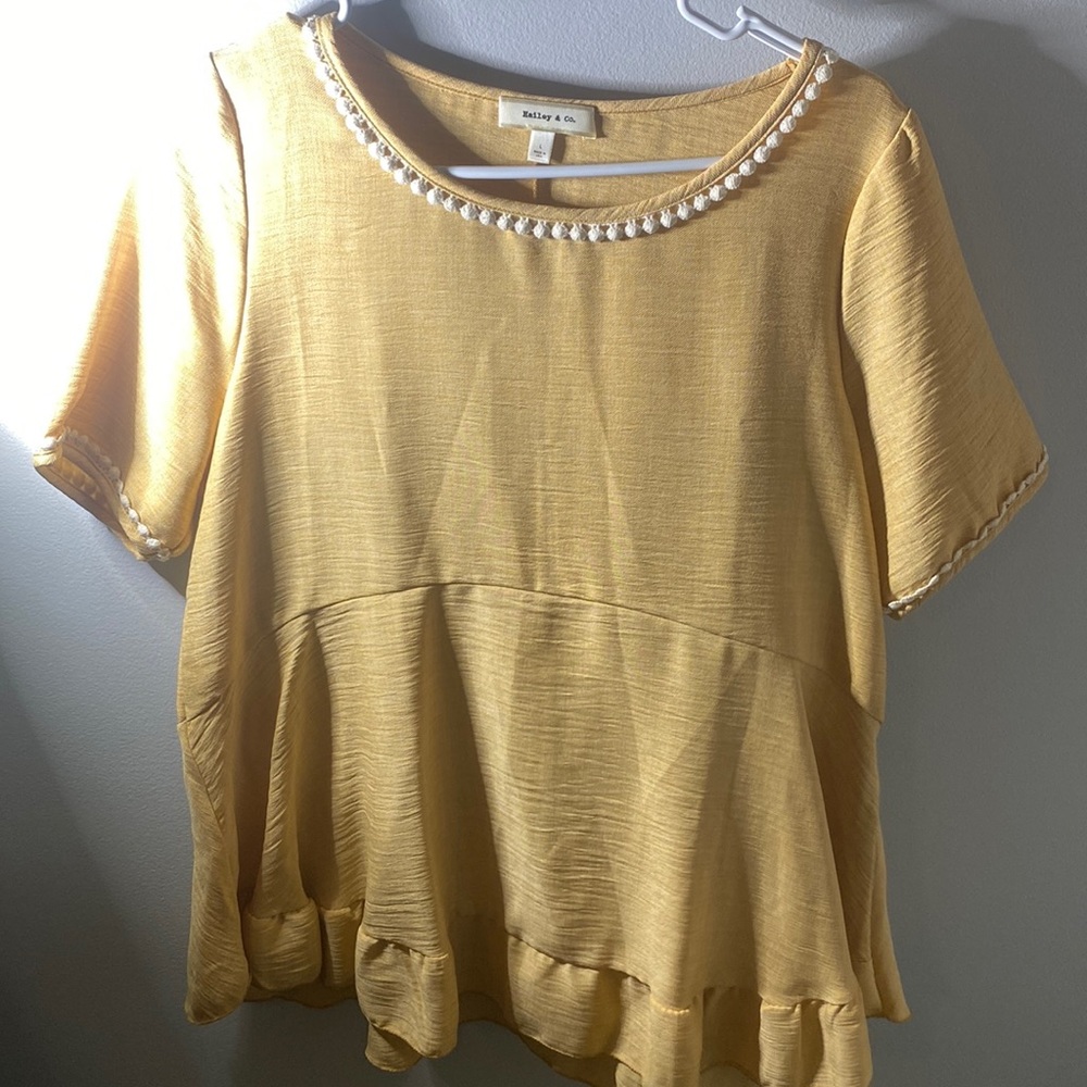 Hailey & Co. Large Never Worn and Perfect Condition Quiet Yellow & White detail